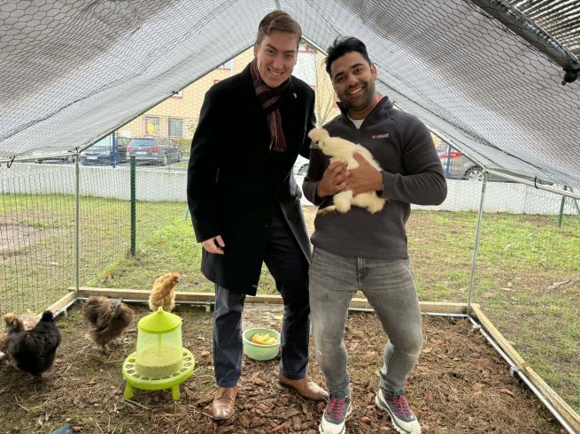 Školka na sídlišti pořídila dětem slepičky