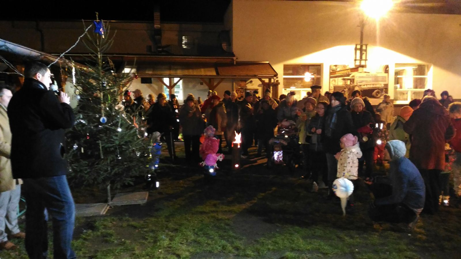 Svůj vánoční strom si rozsvítili také obyvatelé Nové Hospody