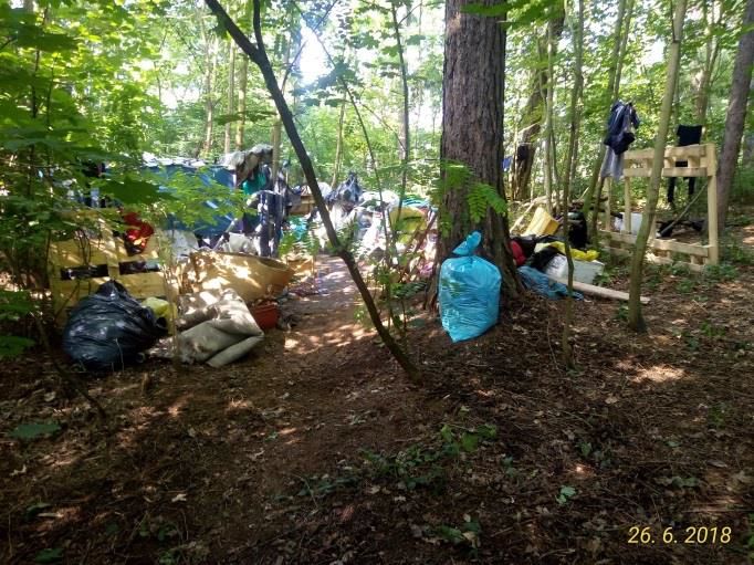 V blízkosti přehradní nádrže České údolí se likvidovala černá skládka vytvořená bezdomovci