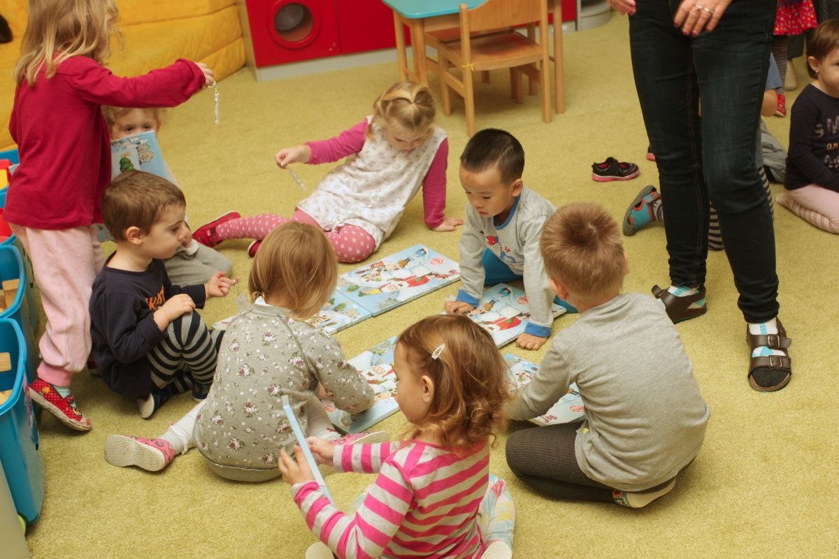 Vedení obvodu navštívilo děti s mikulášskou nadílkou