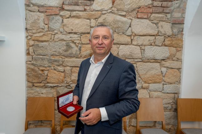 Vedení obvodu ocenilo Karla Machuldu Plaketou Bohumila Kulhánka