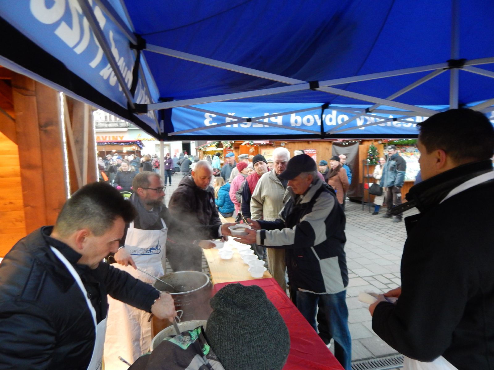 Vedení obvodu rozdalo desítky litrů gulášové polévky