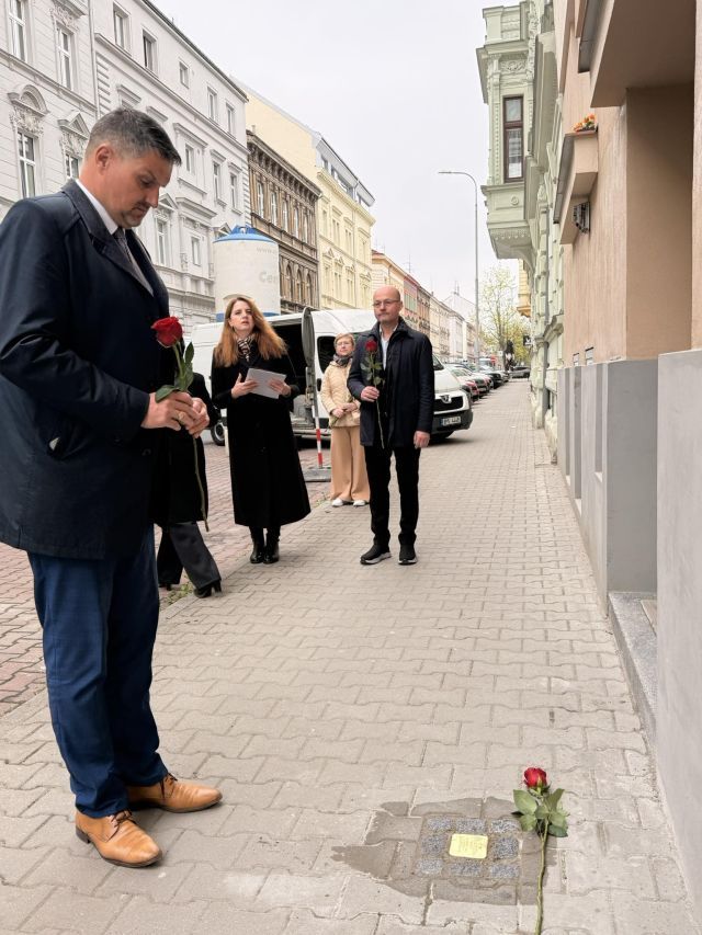 Z chodníků promlouvají příběhy. V Plzni přibyly další kameny zmizelých