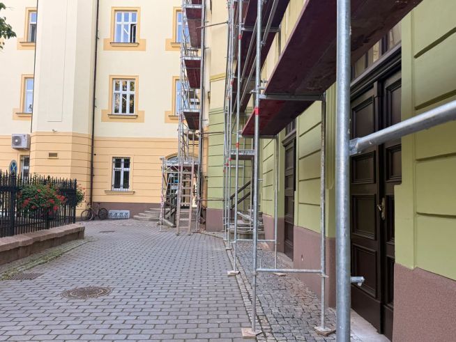 Za budovou ÚMO Plzeň 3 probíhají stavební úpravy, provoz zůstává bez omezení