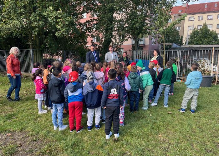 Zahradu 10. základní školy ode dneška zdobí okrasná třešeň