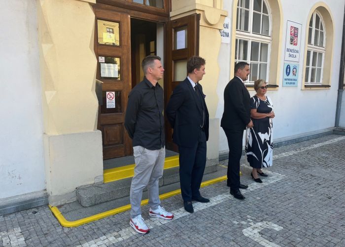 Zástupci Městského obvodu Plzeň 3 uctili s žáky Benešovy školy v Plzni památku prezidenta Edvarda Beneše