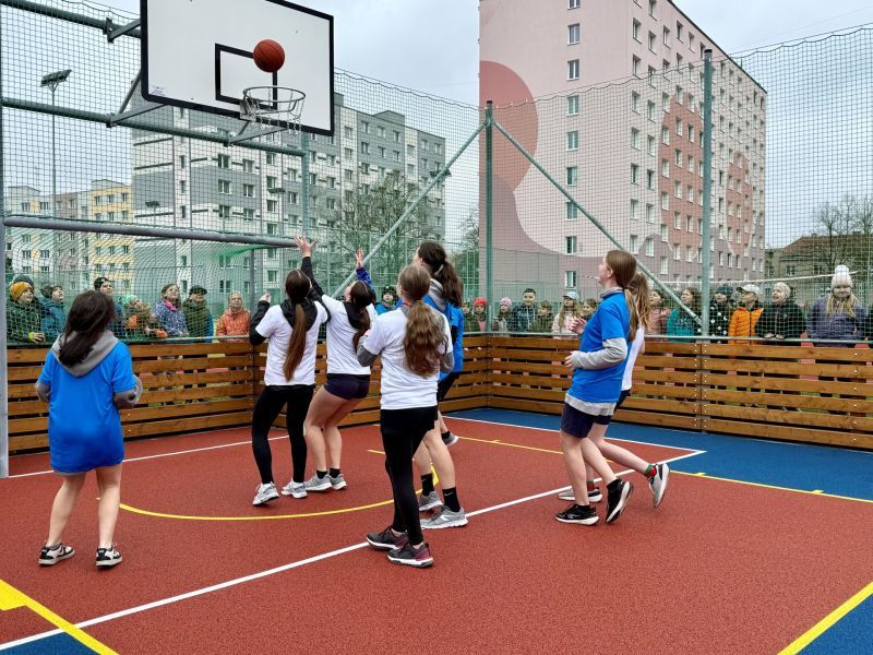 14. základní škola má nové streetballové hřiště za více než 2 miliony