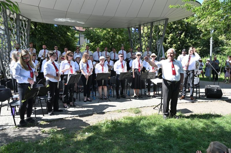 Stovky lidí se vydaly na koncert Junior orchestru pod širým nebem