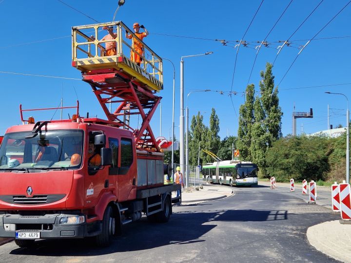 Výstavba kruhového objezdu pro napojení areálu OC Úslava uzavřela dopravu