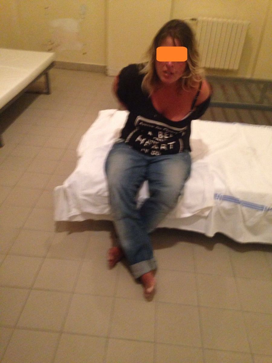 obrázek: Agresivní opilá žena na dětském hřišti