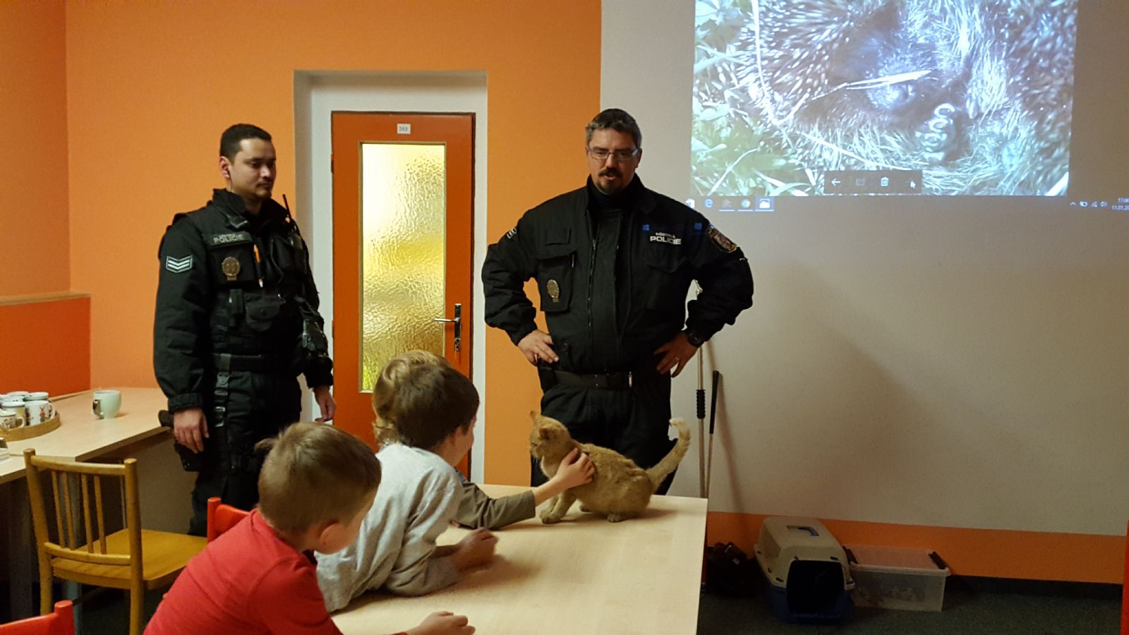 obrázek: Malí strážníci si pohladili i hada