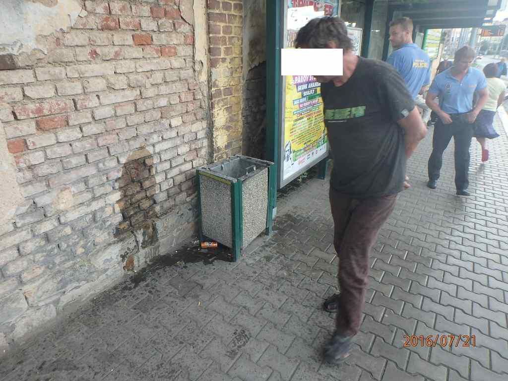 obrázek: Močil na přilehlou zeď v těsné blízkosti přístřešku autobusové zastávky