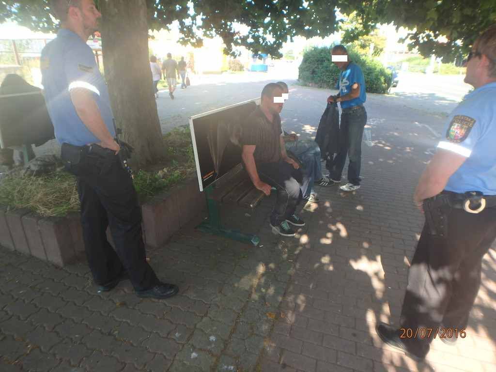 obrázek: Muži se zdravotními potížemi pomohli strážníci