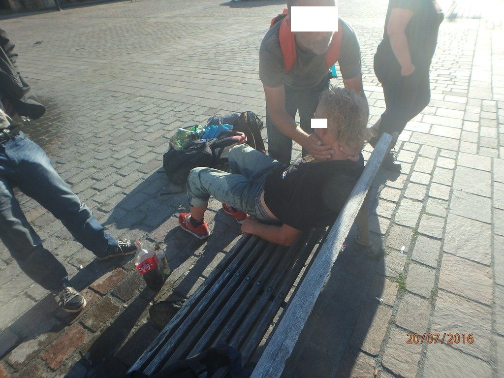 obrázek: Opilec pospával na lavičce v centru