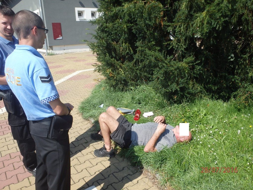 obrázek: Opilec si ustlal před restaurací