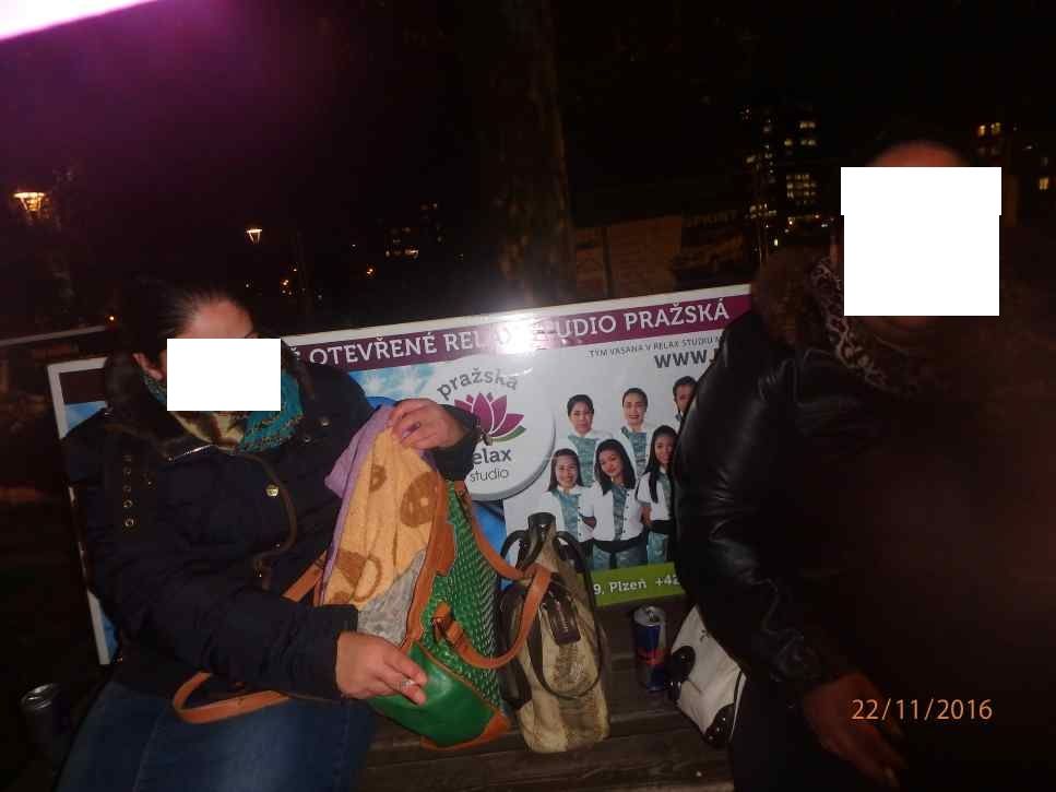 obrázek: Oslovovala lidi a nabízela jim parfémy