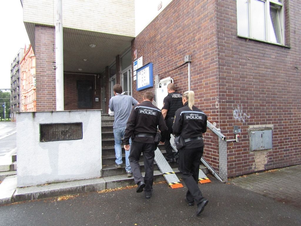 obrázek: Použití psa - napadení hlídky MP