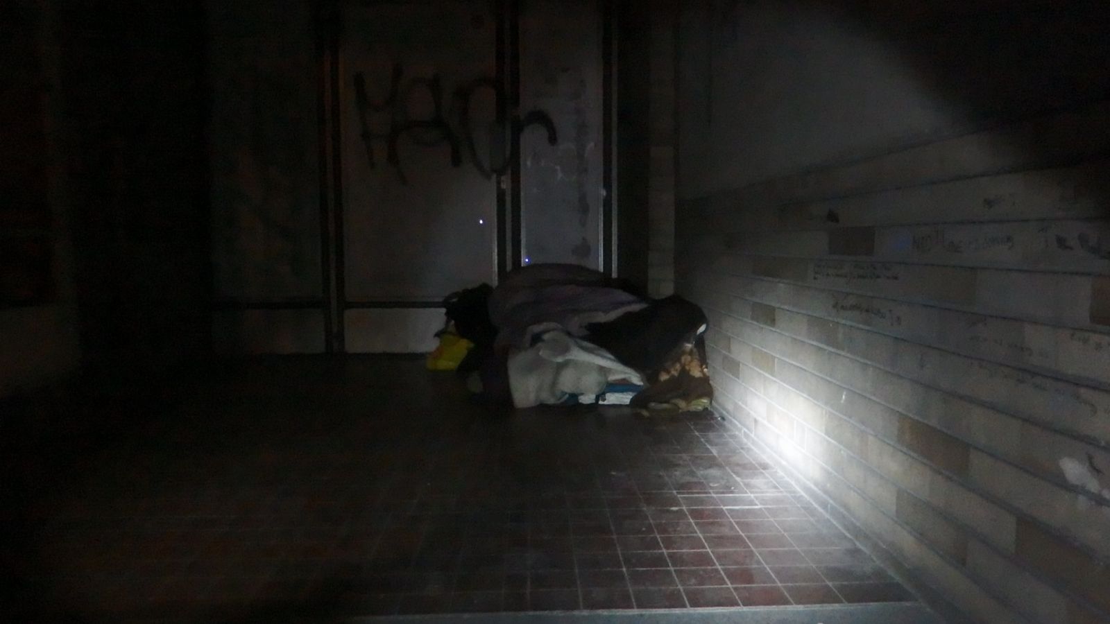 Před vchodem do bývalé porodnice na Slovanech se usadil muž bez domova