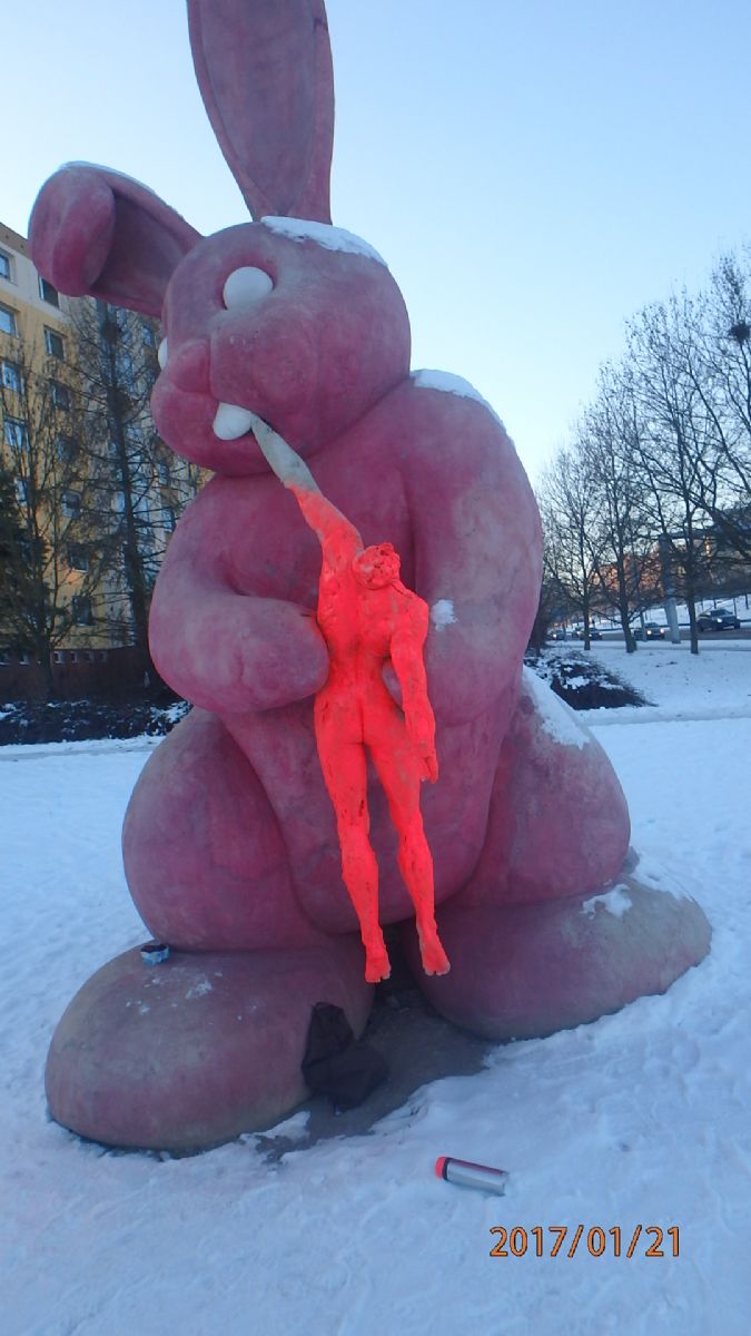 obrázek: Přímo při činu zadrželi strážníci na Lochotíně muže, který poškodil v sobotu sochu králíka