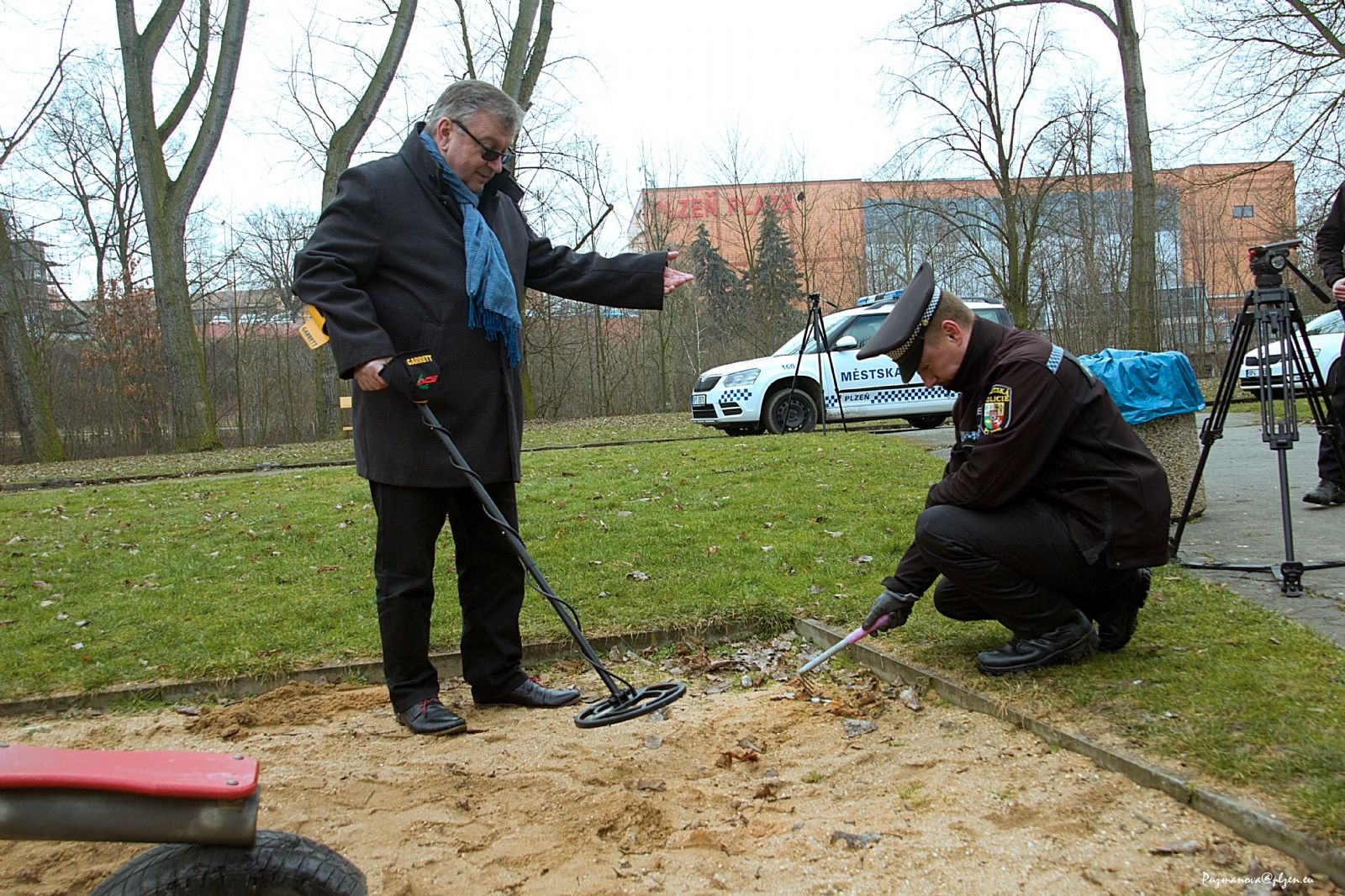 Strážníci na Lochotíně mají na detektor kovu, zakoupil jim ho městský obvod