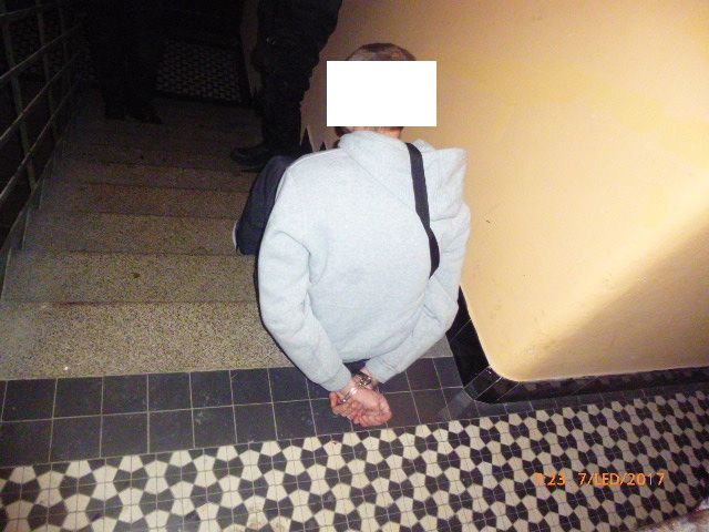 obrázek: Výtržník řádil v sobotu ráno v bytovém domě