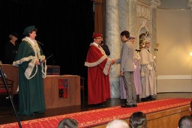 Diplom letos převzalo téměř dva tisíce absolventů