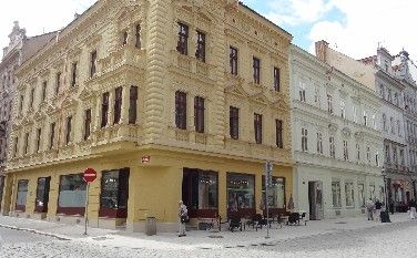 Fasáda budovy filozofické fakulty se skví novotou