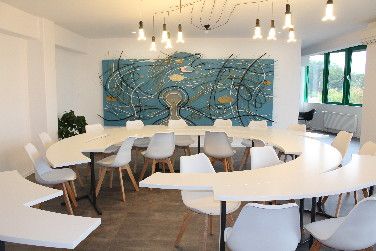 Kancelář rektora zdobí plastika Karla Malicha