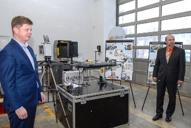 Město Plzeň darovalo elektrotechnické fakultě dron