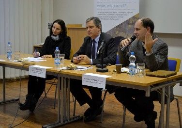 Ministra Jiřího Dienstbiera uvítala plná posluchárna