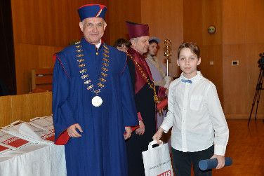 Na Dětské univerzitě promovaly desítky malých školáků