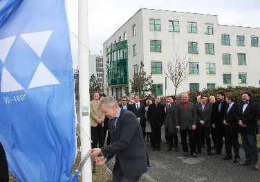 Nad univerzitou zavlála vlajka. Oslavy 25 let jsou oficiálně zahájeny