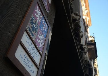 Nemocnou studentku může zachránit drahý lék