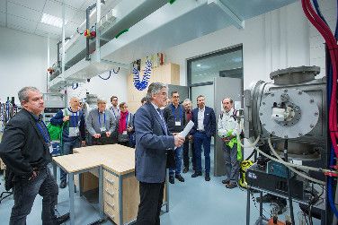 Plzeňským vědcům se daří překonávat problémy technologie výroby chytrých oken?