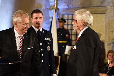 Profesor Jaroslav Šesták z NTC obdržel státní vyznamenání