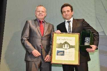 Rektor ZČU předal čestné ocenění Stavbě roku Plzeňského kraje