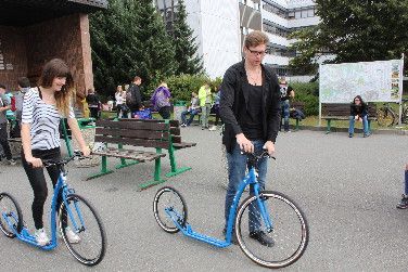 Studenti mohou jezdit do univerzitního kampusu na koloběžkách