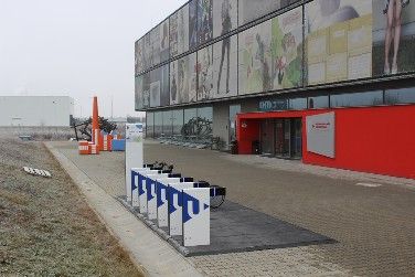 Studenti mohou využívat dva nové stojany na koloběžky