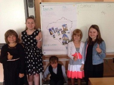 Studenty nahradili v lavicích žáci základních škol