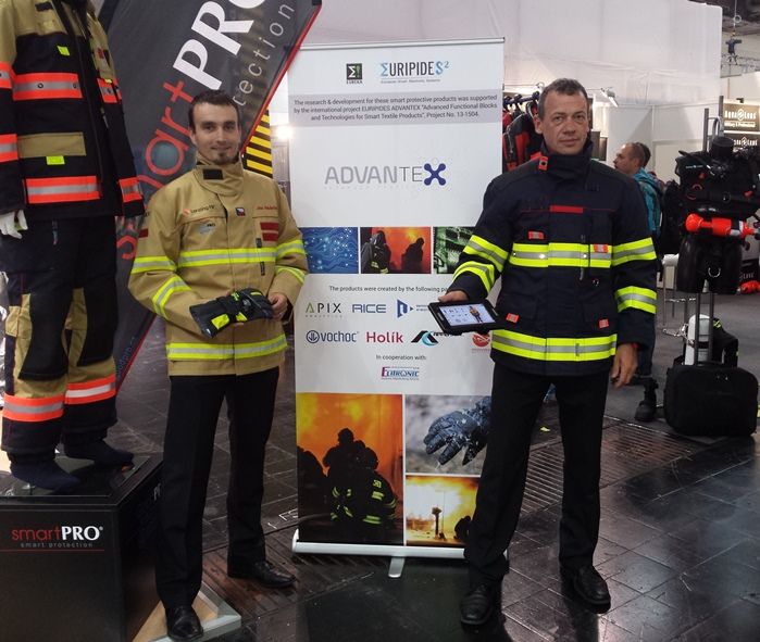 Výzkumníci z RICE vyvinuli chytrý zásahový oblek a rukavice