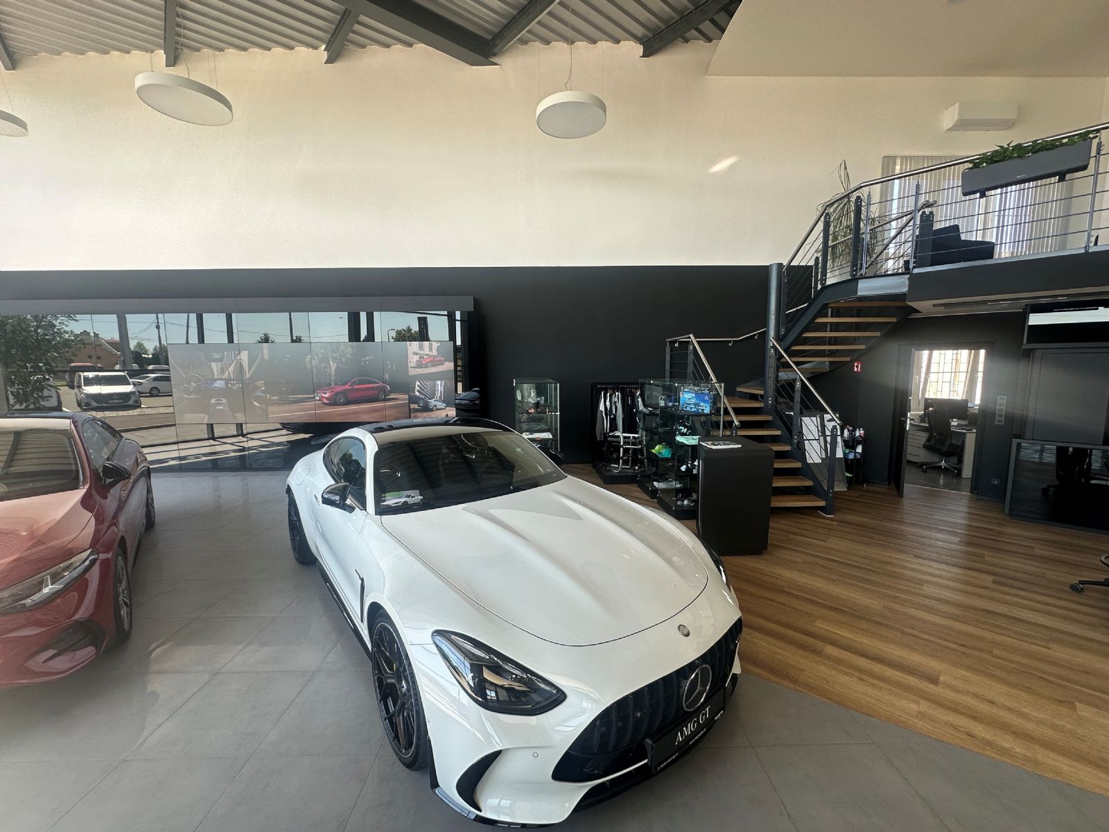 obrázek: Plzeňský autosalon V.S.P. Auto má nové zázemí. Mercedes-Benz slaví 140 let a chystá řadu novinek