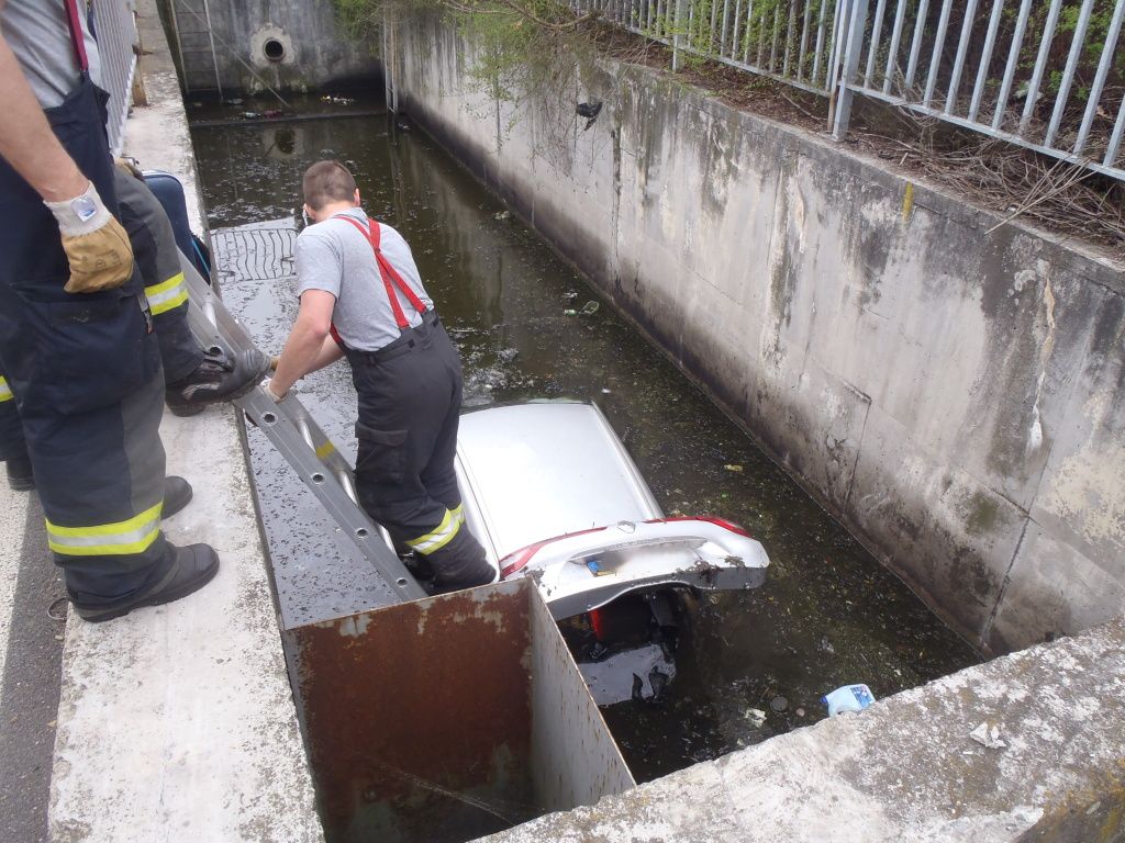 obrázek: Auto skončilo v rokycanské jímce, vytahovali ho hasiči
