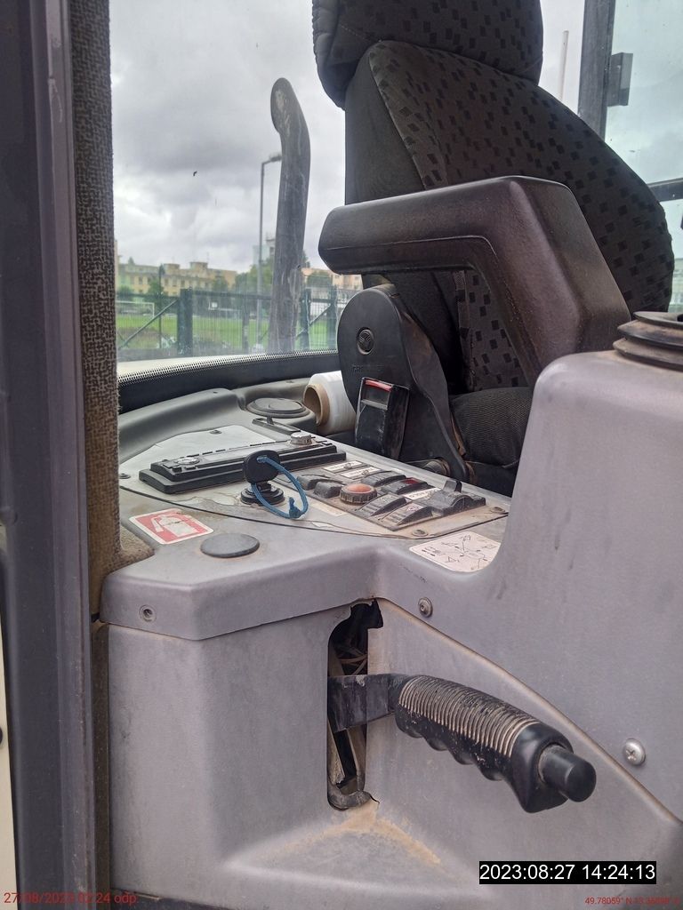 obrázek: Bagrista nechal na Doubravce klíčky v zapalování