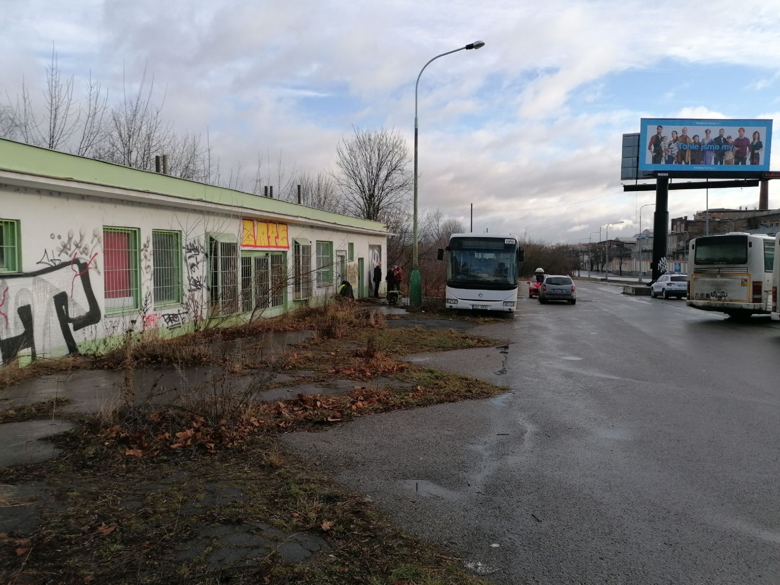 Bezdomovci museli z objektu na Domažlické odejít, majitel ho zabezpečil