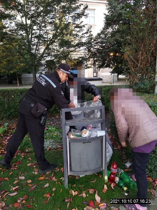 obrázek: Bezdomovci po sobě na Mikulášském náměstí uklízeli nepořádek 
