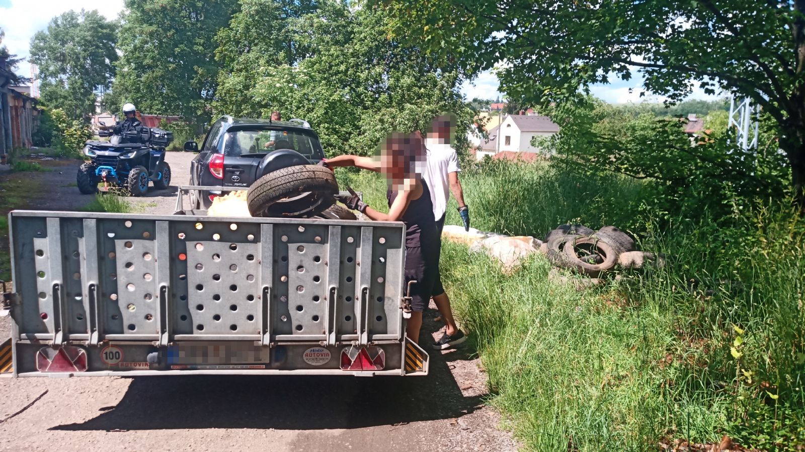 obrázek: Bezdomovci se zapotili při úklidu garáží na Slovanech