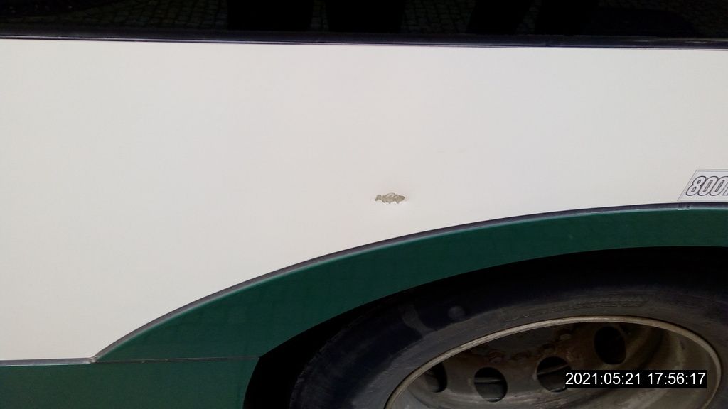 Bezdomovec si vybil vztek na trolejbusu