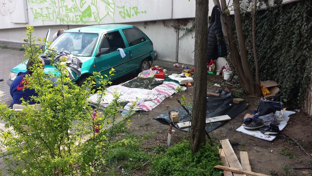 obrázek: Bezdomovkyně se usídlily pod mostem Milénia, věci nacpaly do vraku auta