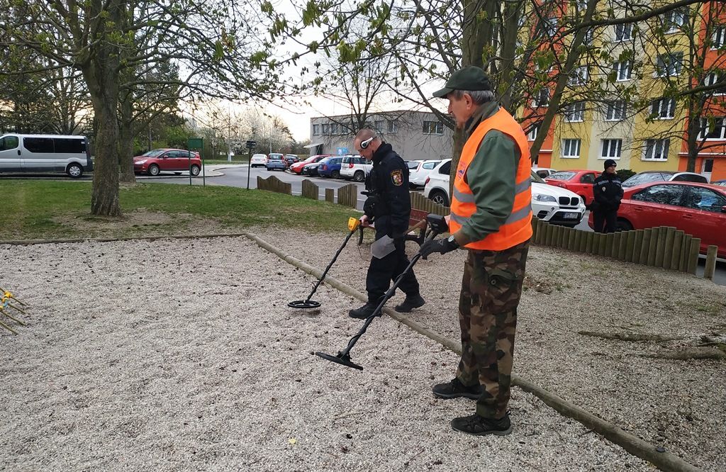 obrázek: Centrální obvod Plzně zahájil sezonu dětských hřišť. Strážníci je kontrolují
