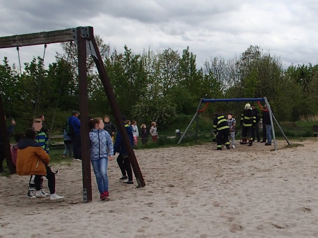 obrázek: Chlapec se na Vinicích zasekl v houpačce, vyprostili ho hasiči